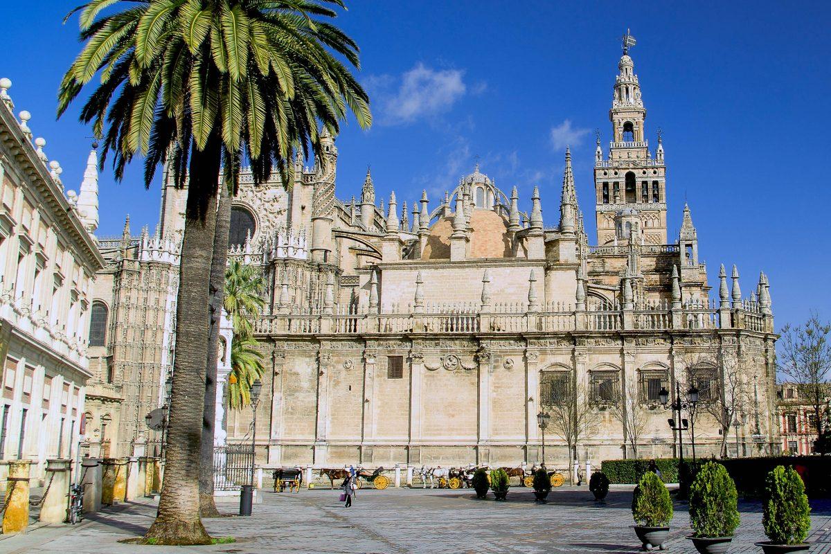 Santa Maria de la Sede Cathedral in the center of Seville is an impressive place of worship and the largest Gothic church in the world, Andalusia, Spain - © asfloro / Fotolia