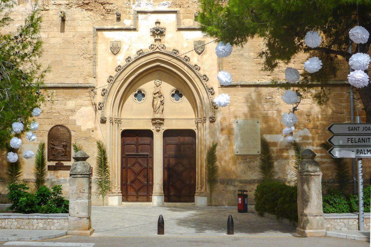In addition to the birthplace of Junípero Serra and its museum, the parish church of San Pere is also worth seeing in Petra, Mallorca, Spain - © Lila Pharaoh / franks-travelbox